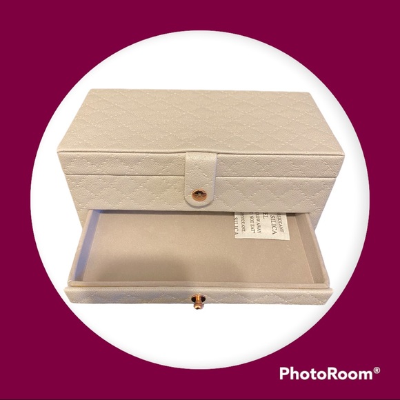 NWOT Authentic Pandora quilted travel case - Picture 3 of 6